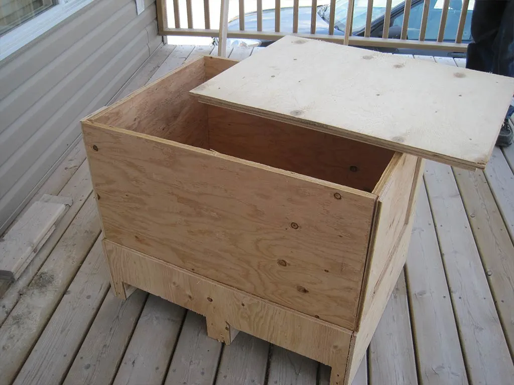 Custom wood shipping crate with removable lid built by 204 Pallet & Packaging in Winnipeg for secure packaging solutions.